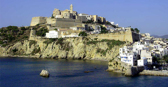 Vista del Casco Antiguo de Ibiza con su imponente muralla